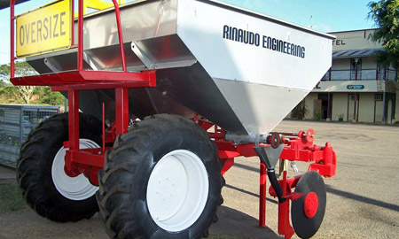 single compartment 4 tonne stoolsplitter viewed from side rear